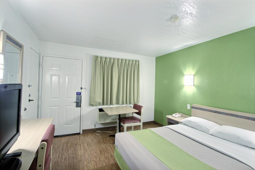 Motel 6 Milwaukee West - Brookfield Exterior foto